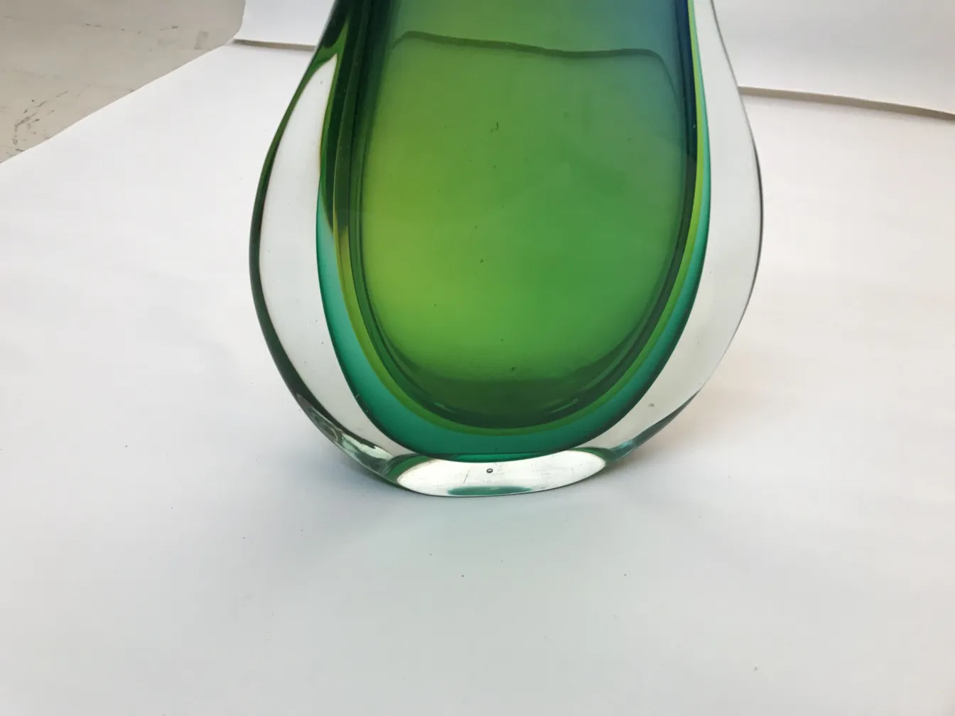 vase di murano antico con tonalità verdi e forma elegante, sfondo bianco