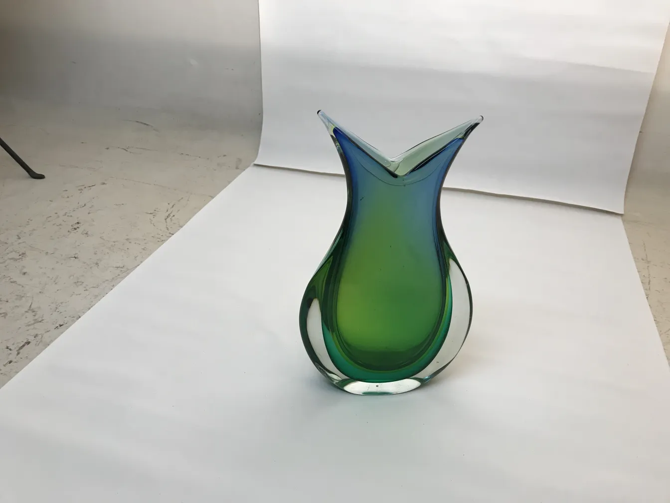 vaso de murano antigo em verde e azul sobre fundo branco