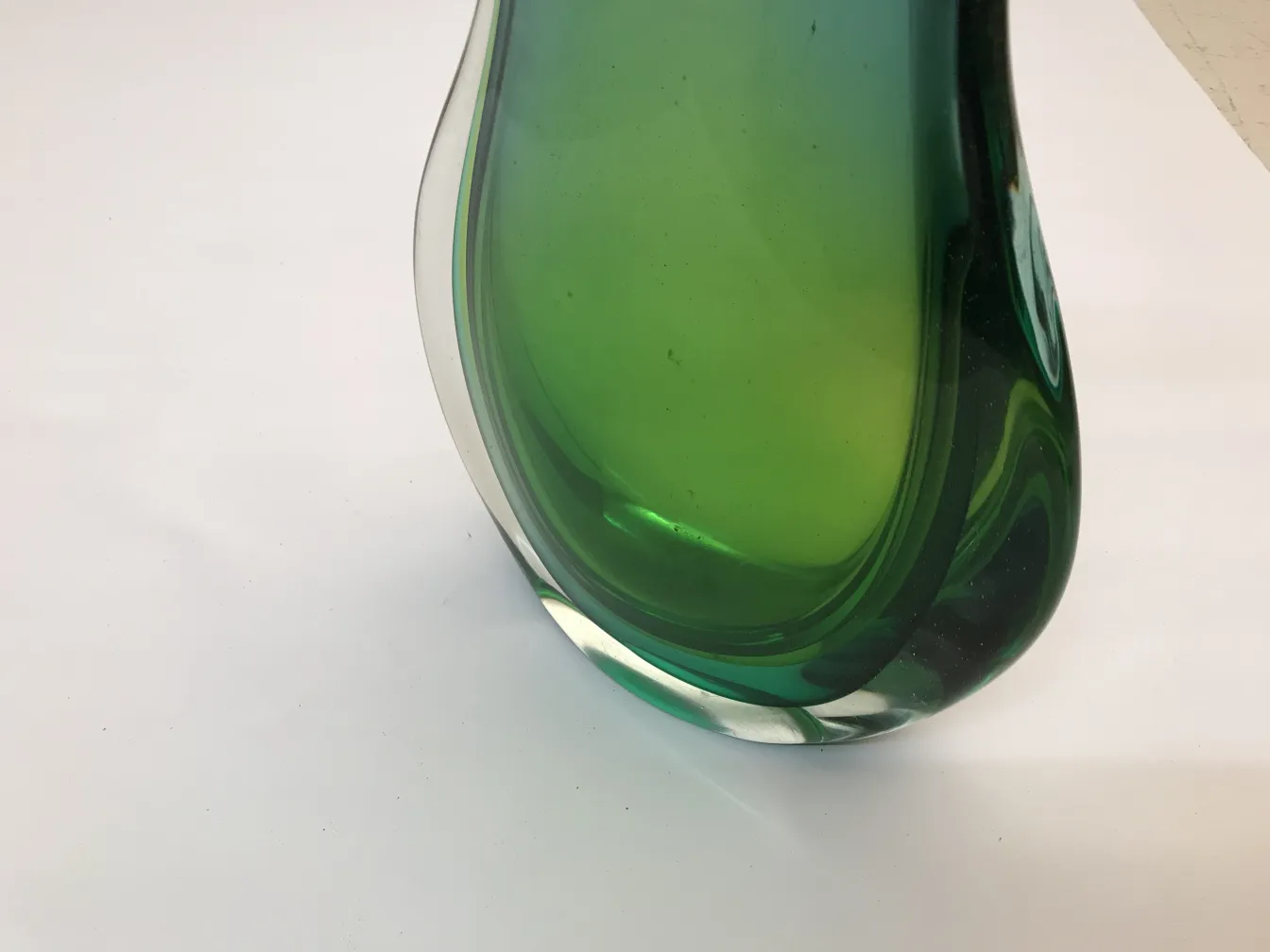 murano-vase in dunkelgrün, elegante Form mit einer sanften Detail