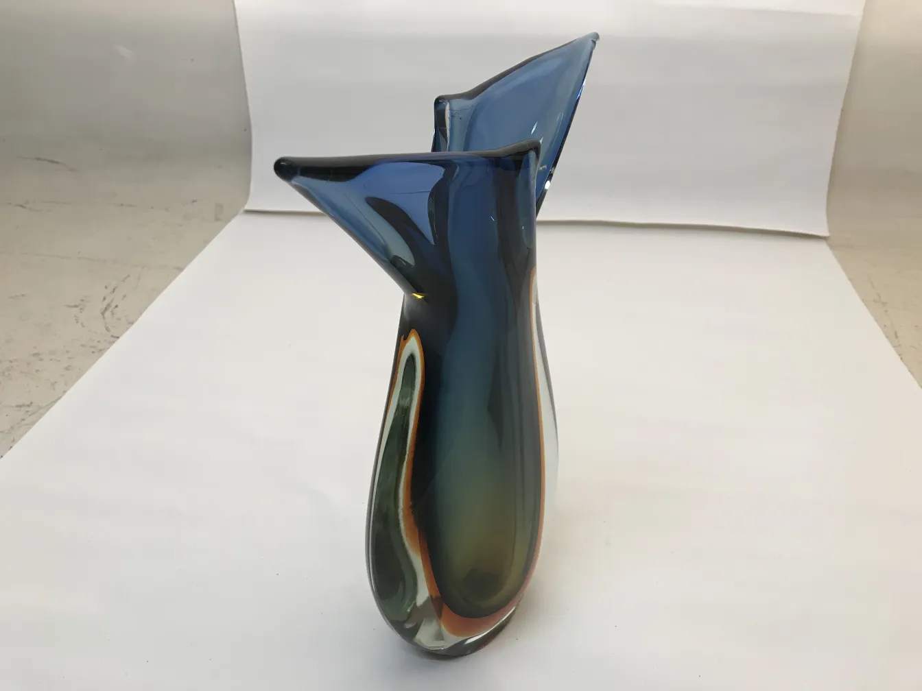 Antike Murano-Glas mit elegantem Design in blauen Tönen
