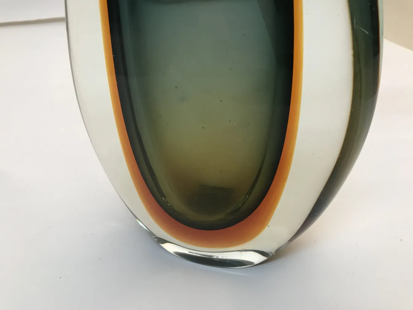 Vase Murano ancien avec un design élégant et distinctif en tons foncés et clairs.