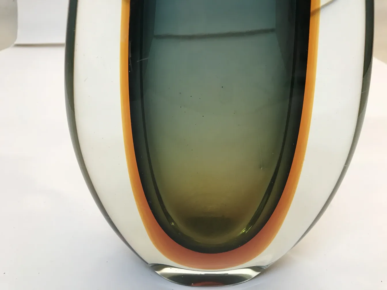 античная ваза мурано, мягкие цвета, элегантная форма, нейтральный фон