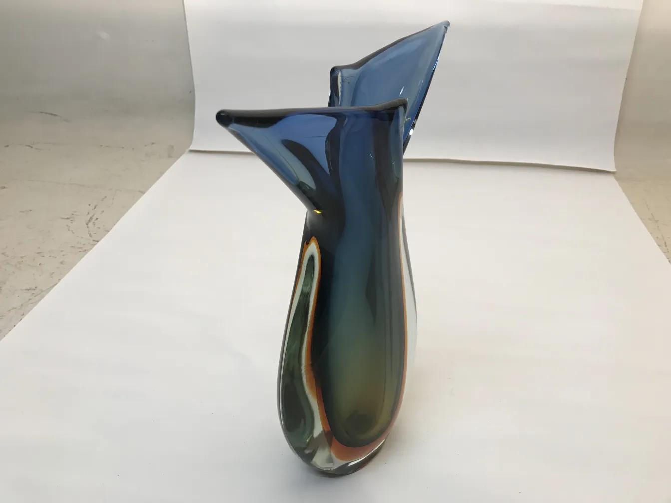 vaso de murano com forma elegante e cores variadas em fundo claro