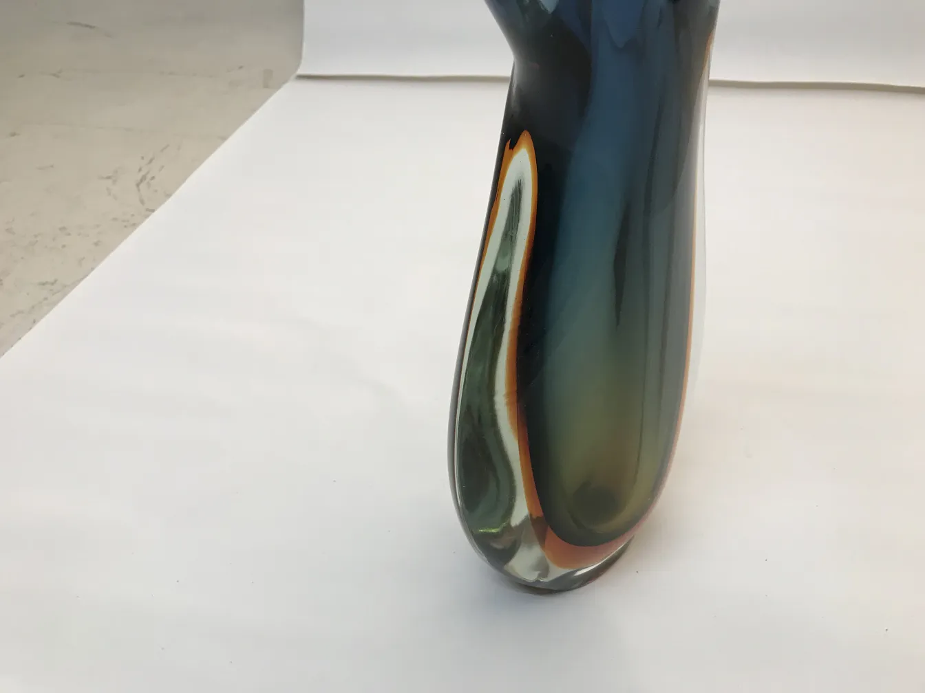 antiker Murano-Glas mit lebhaften Farben und eleganten Formen vor neutralem Hintergrund