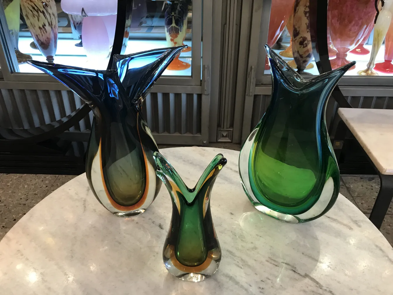 vase murano en tons de vert et bleu dans un cadre élégant
