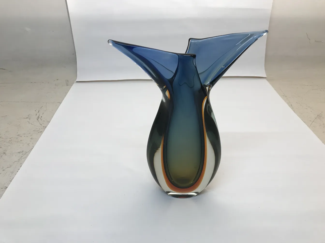 vase ancien de Murano avec des tons bleus et verts, design élégant, fond blanc