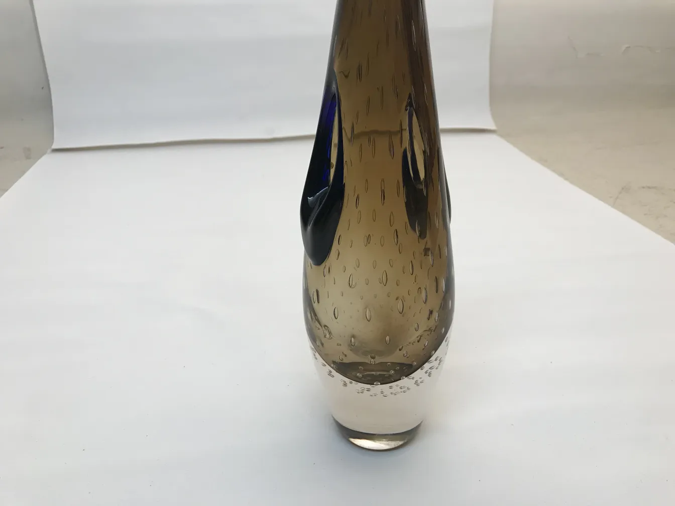 antik murano-glas mit eleganter Form und dekorativem Design