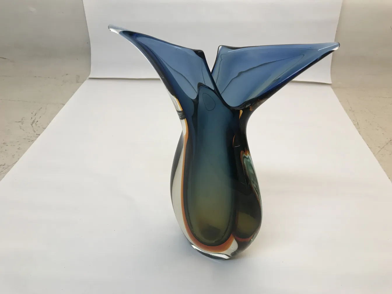 florero antiguo de Murano en tonos de azul y verde, elegante diseño, ideal para decoración