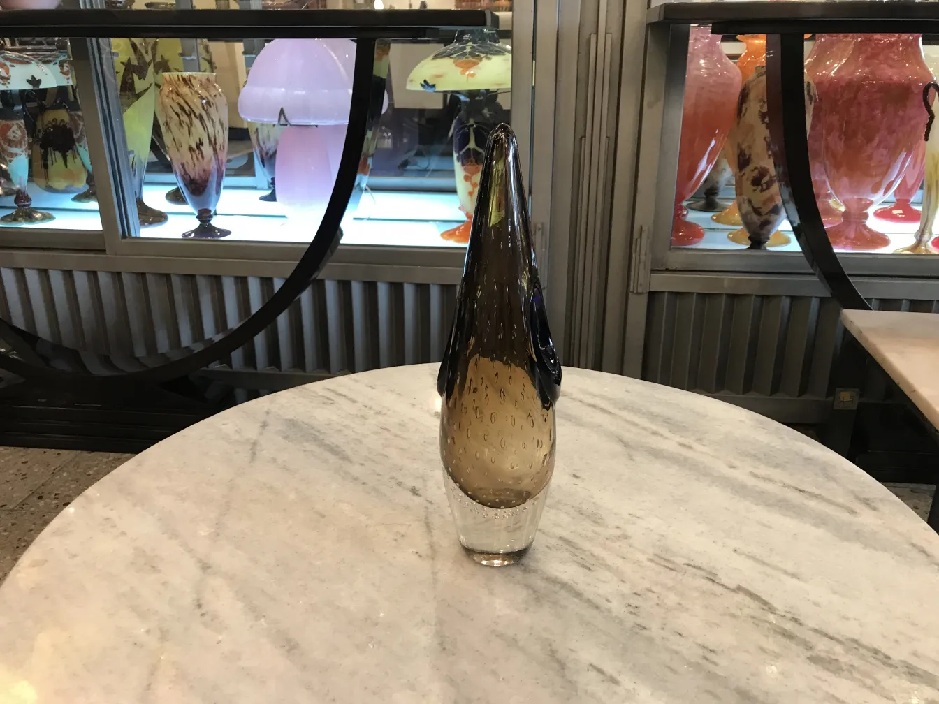 水滴形状的穆拉诺花瓶，背景为浅色