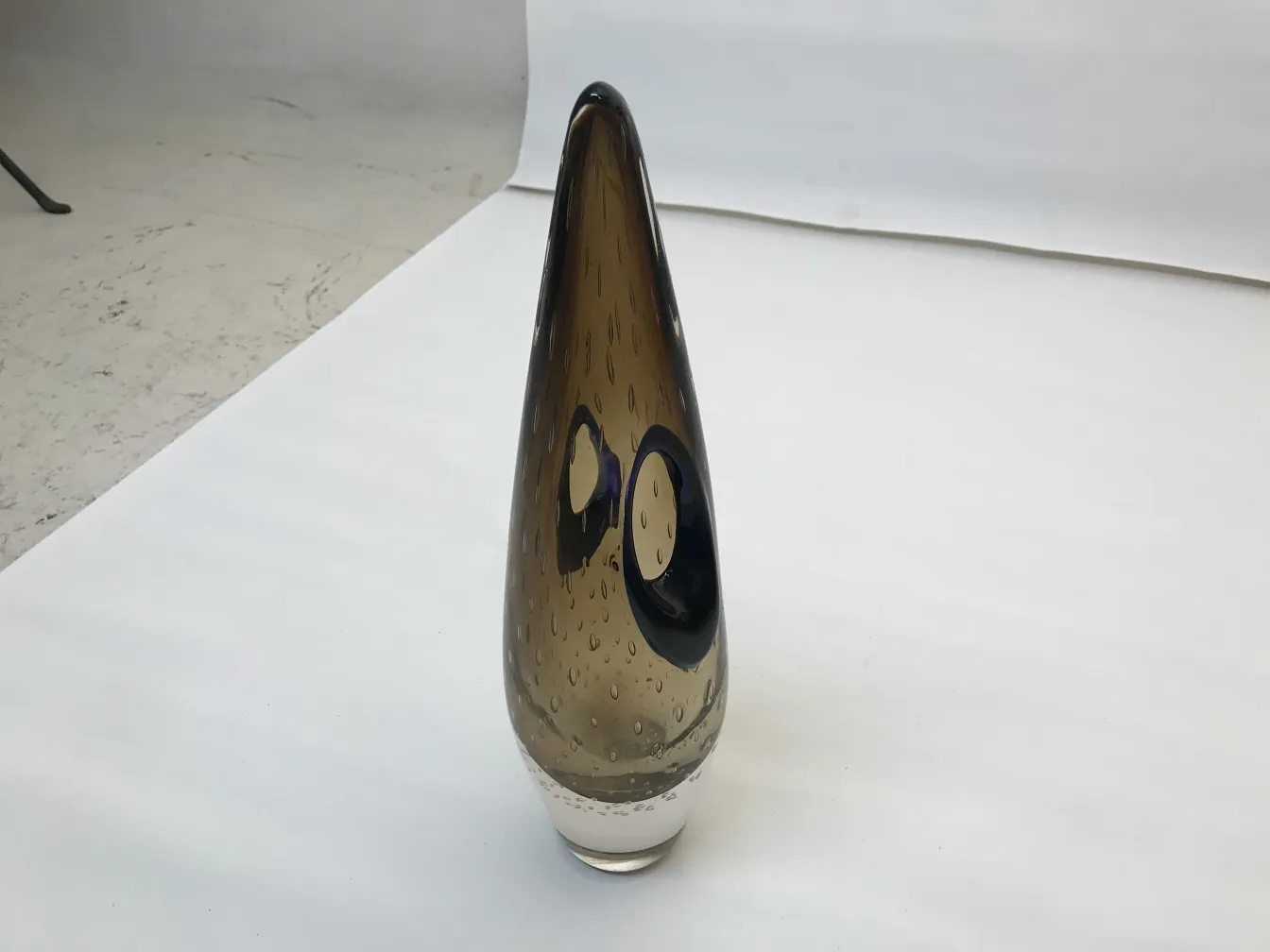 antik murano-glas vase mit schlanker form und sanften farbtönen in einem hellen raum