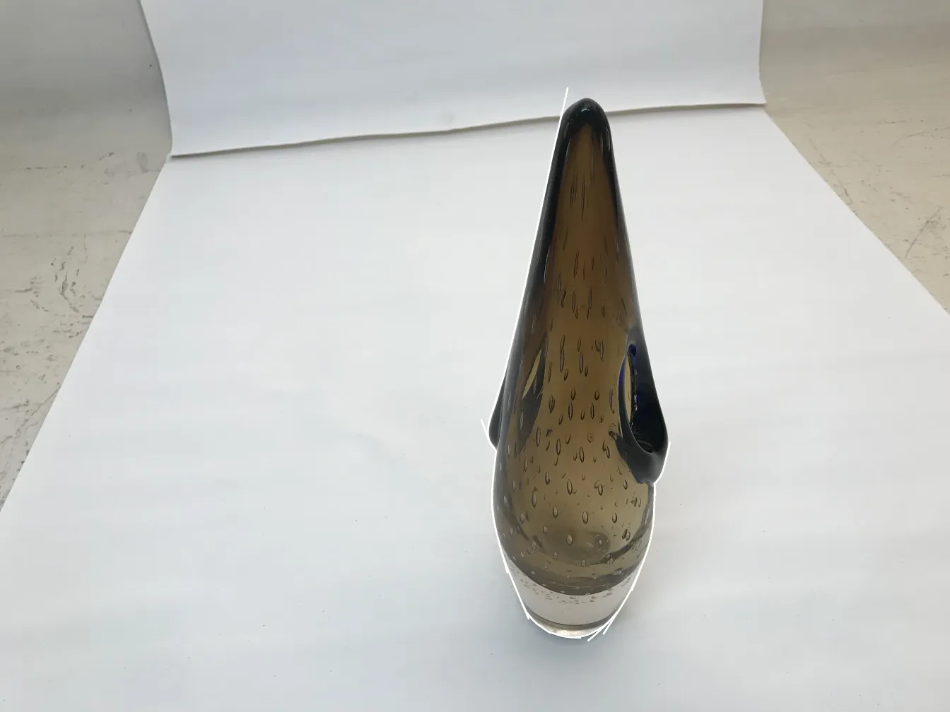 vase murano avec tons clairs et foncés, forme pointue, fond blanc