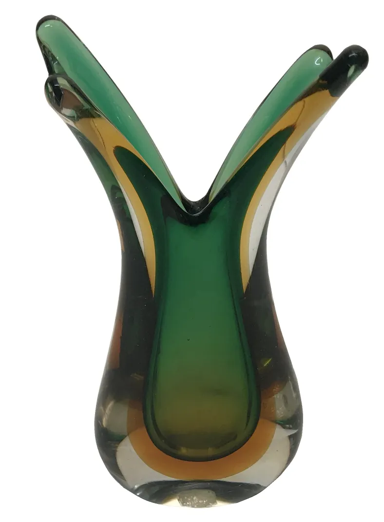 Vase Murano avec forme élégante et couleurs vives dans un cadre classique