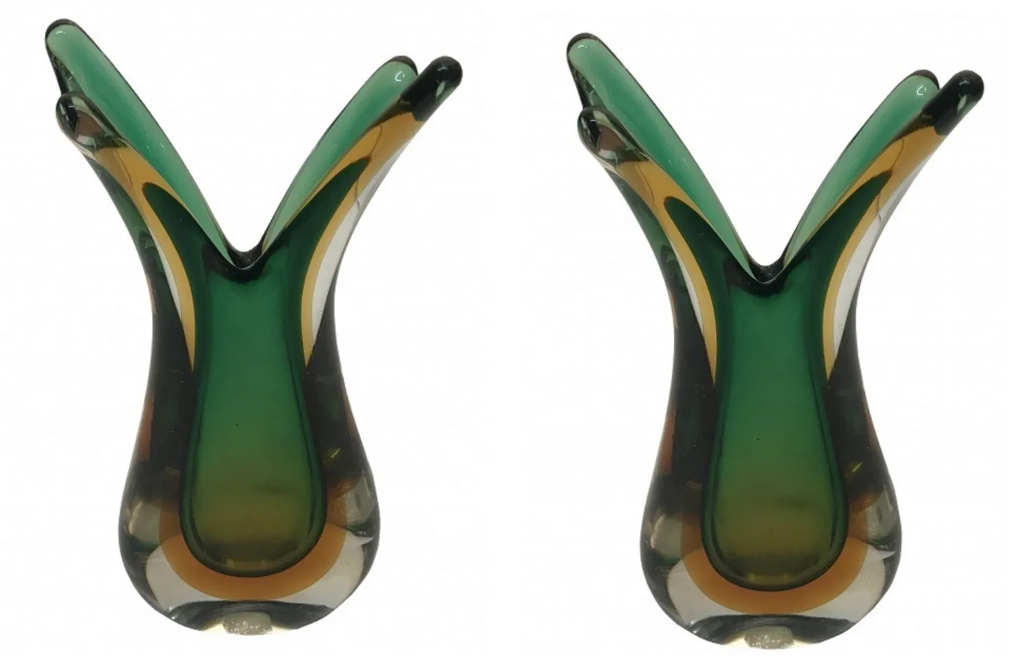 Florero de Murano de antigüedad en verde, con forma elegante y acabados sofisticados.