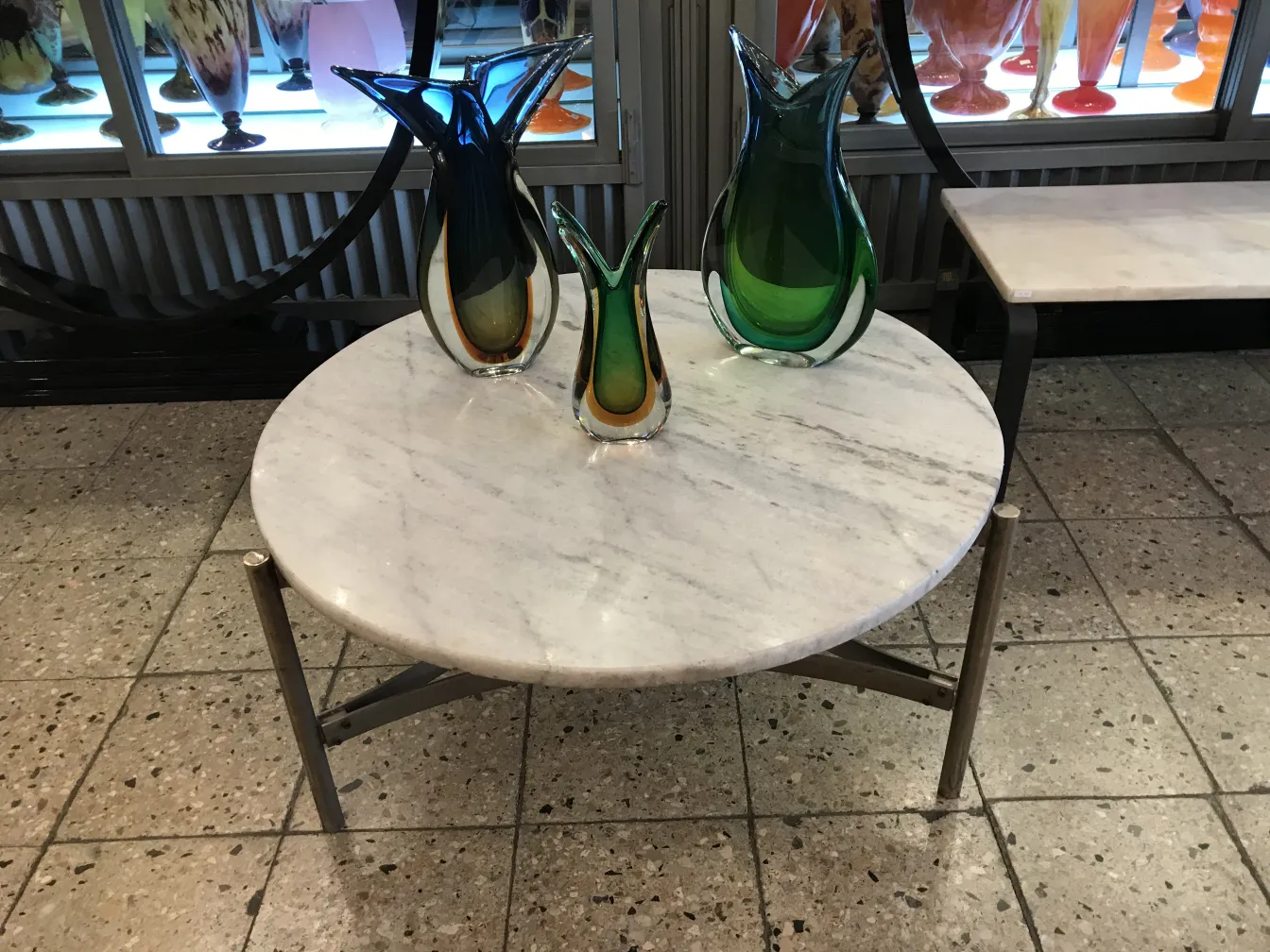 vaso de murano antigo em mesa redonda