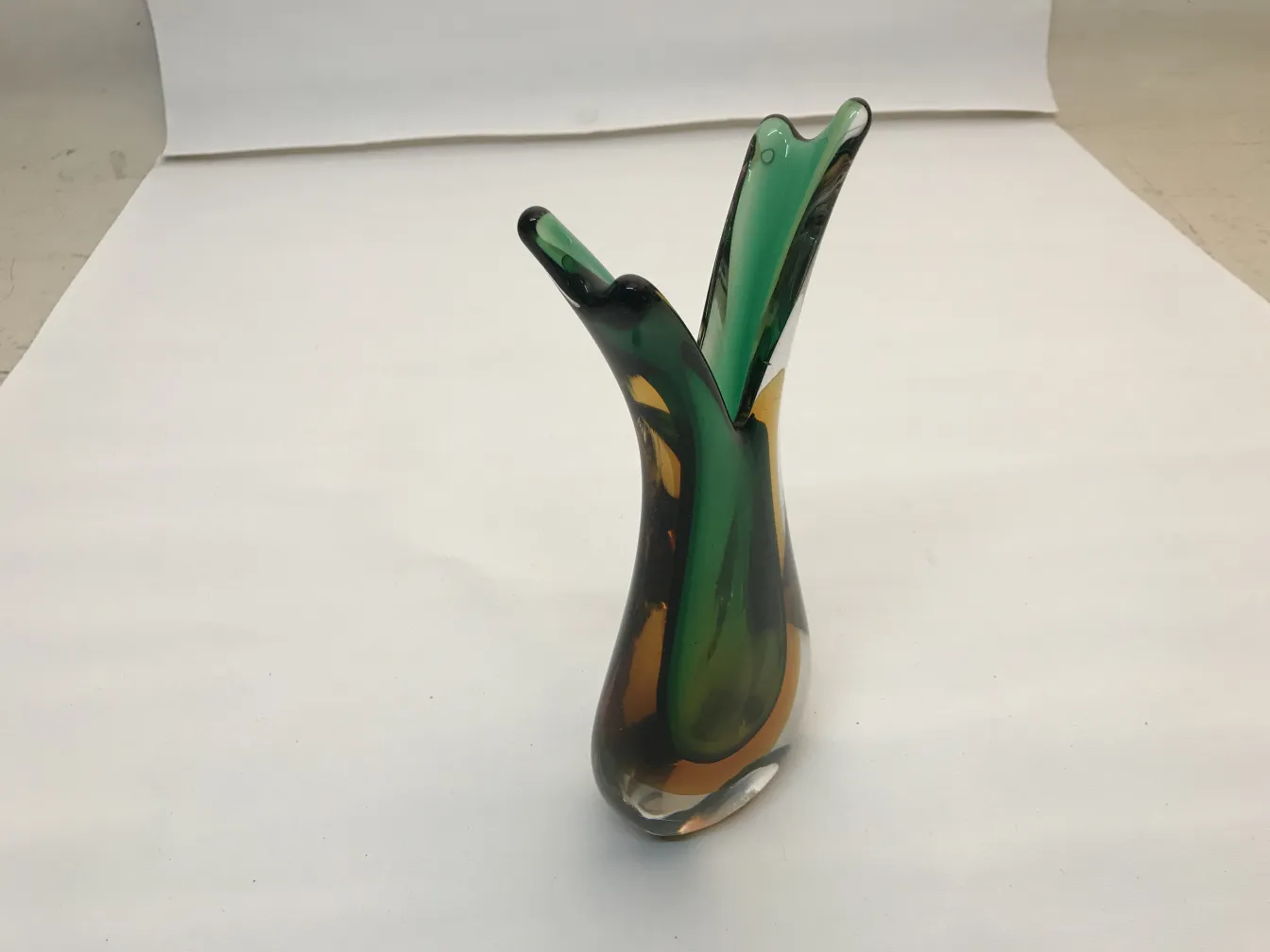 vaso di murano antico con forme e colori unici, ambiente semplice