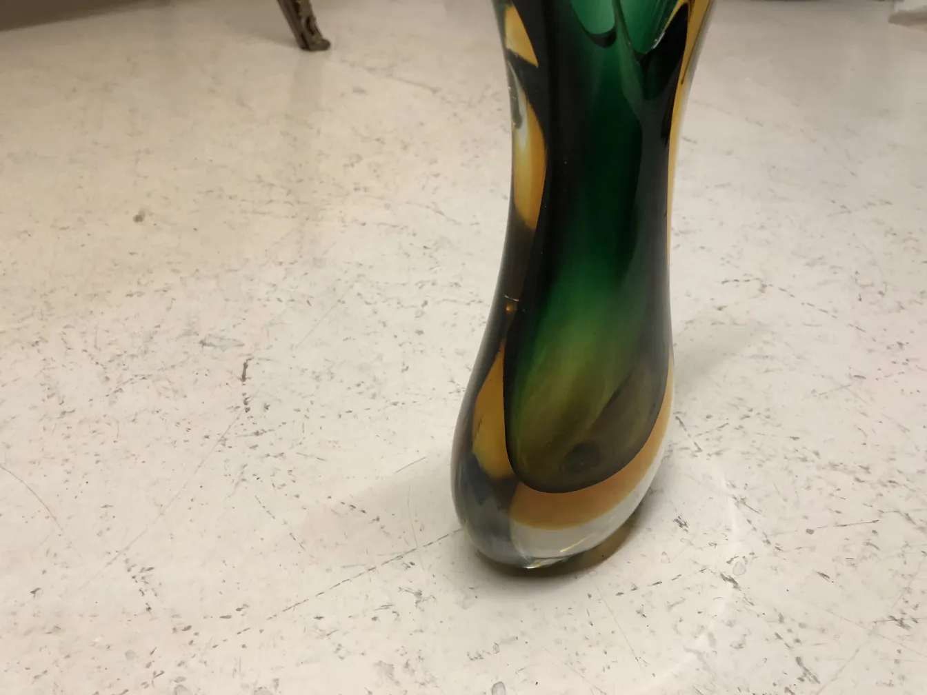 Vaso di Murano in verde e giallo, ambiente elegante.