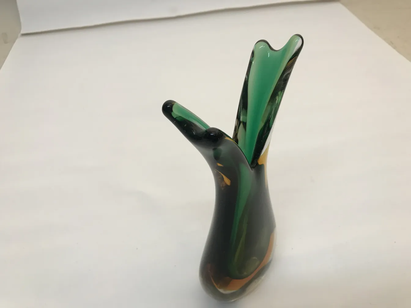 murano-glas mit eleganten formen und grünen farben