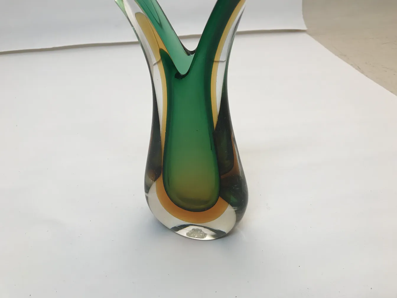 murano-glas in verschiedenen Grüntönen, geschwungene Form, weißer Hintergrund
