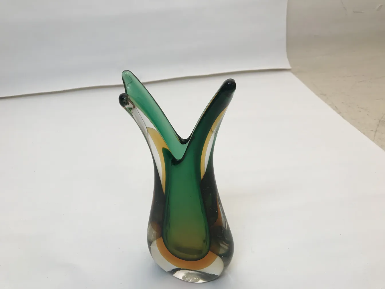 florero di murano antico con forme eleganti e colori vivaci, decorato artisticamente