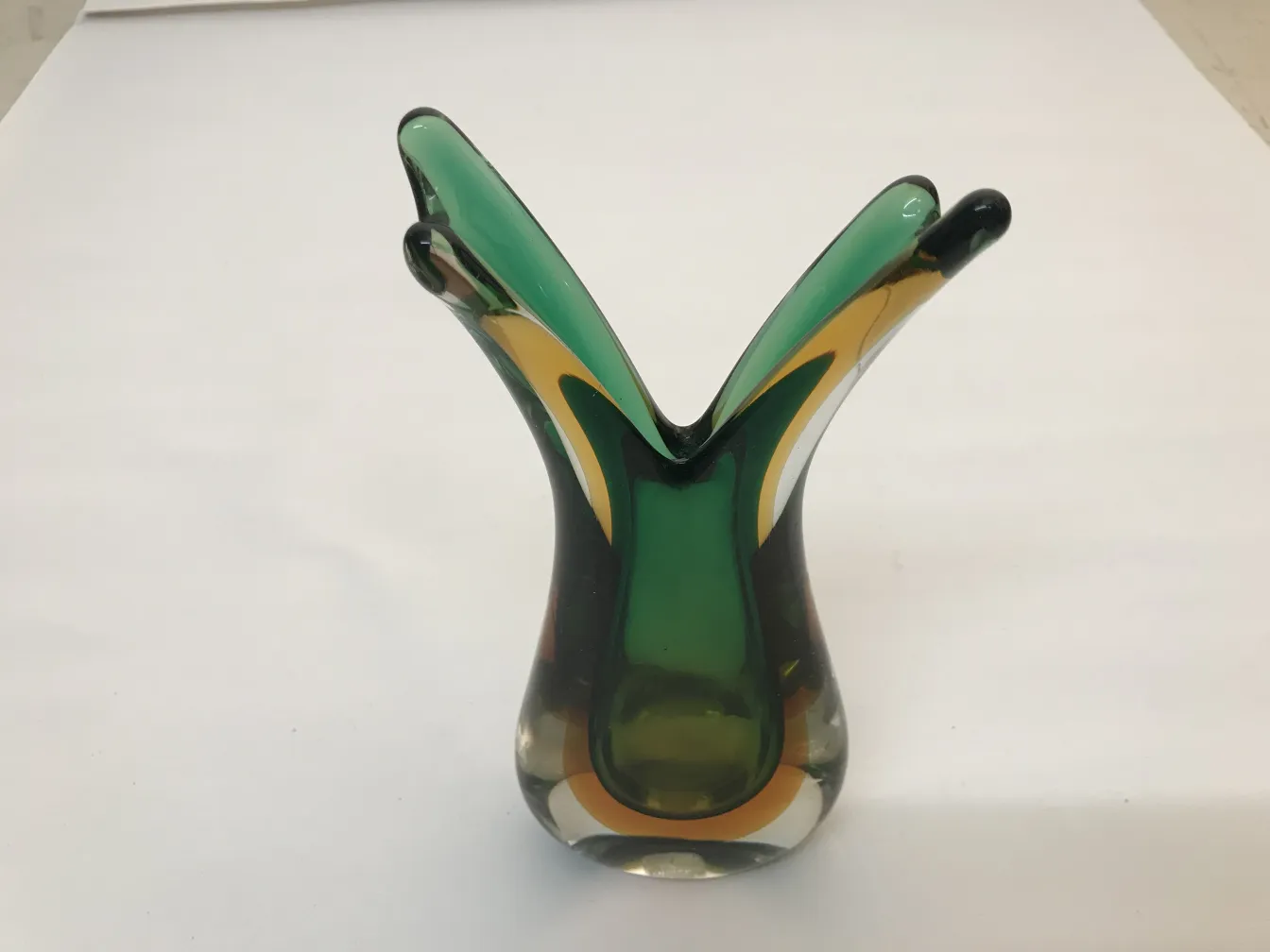 vaso antigo de Murano verde com detalhes intrincados