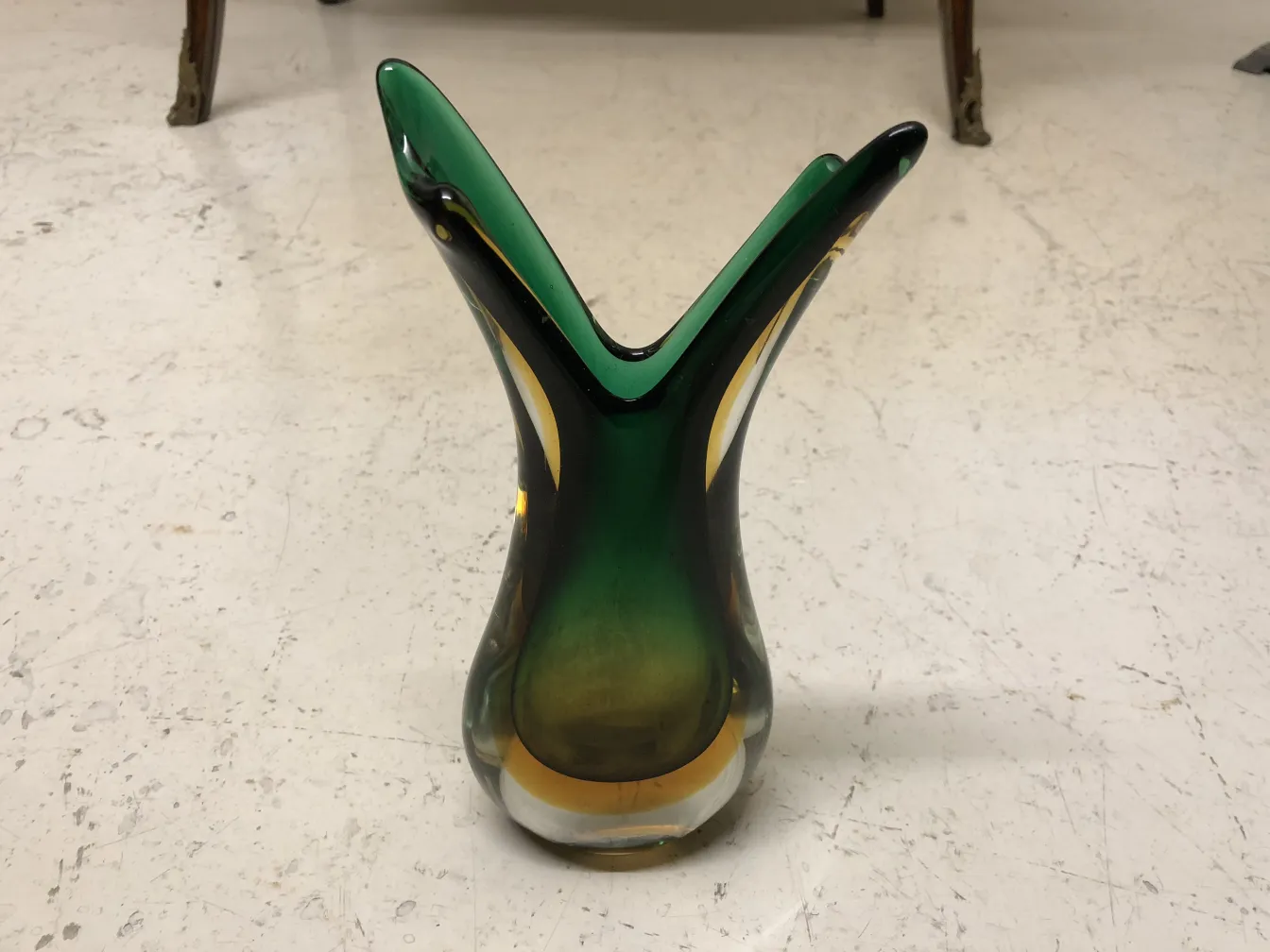 vaso di murano verde con forma elegante