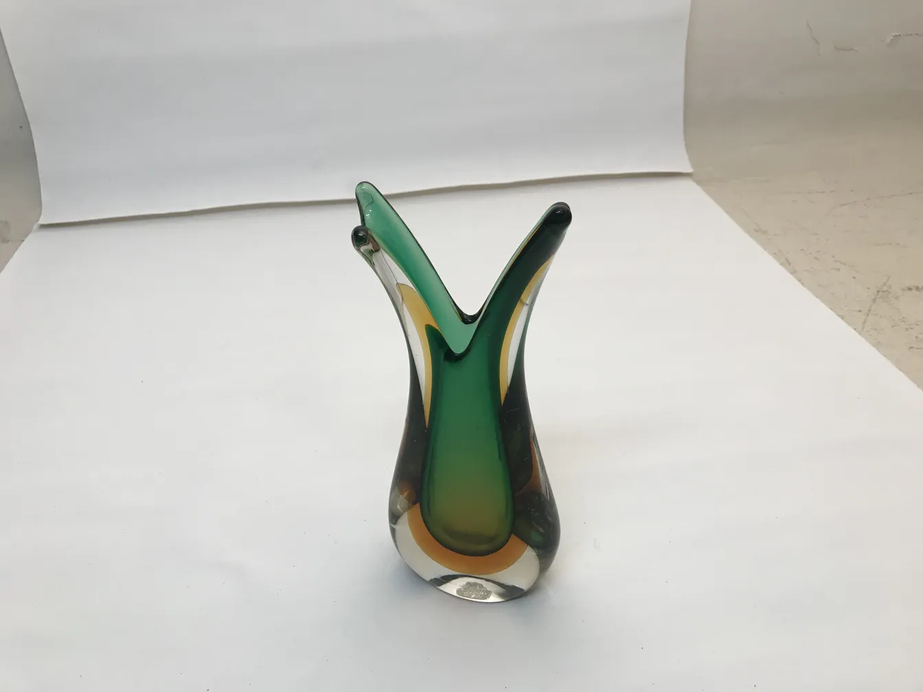 vaso di murano antico in forma stilizzata e colorata, ideale per decorazione