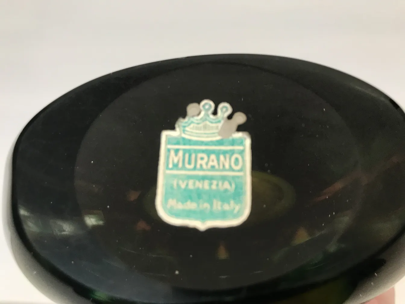 antiguo florero de murano decorativo, contorno elegante, colores vibrantes