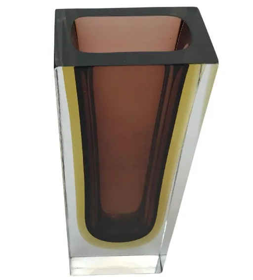 antik murano-glas mit leuchtenden farben und stilisierter form