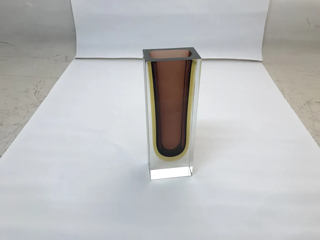 vase murano ancien rectangulaire avec des couleurs chaudes sur fond clair