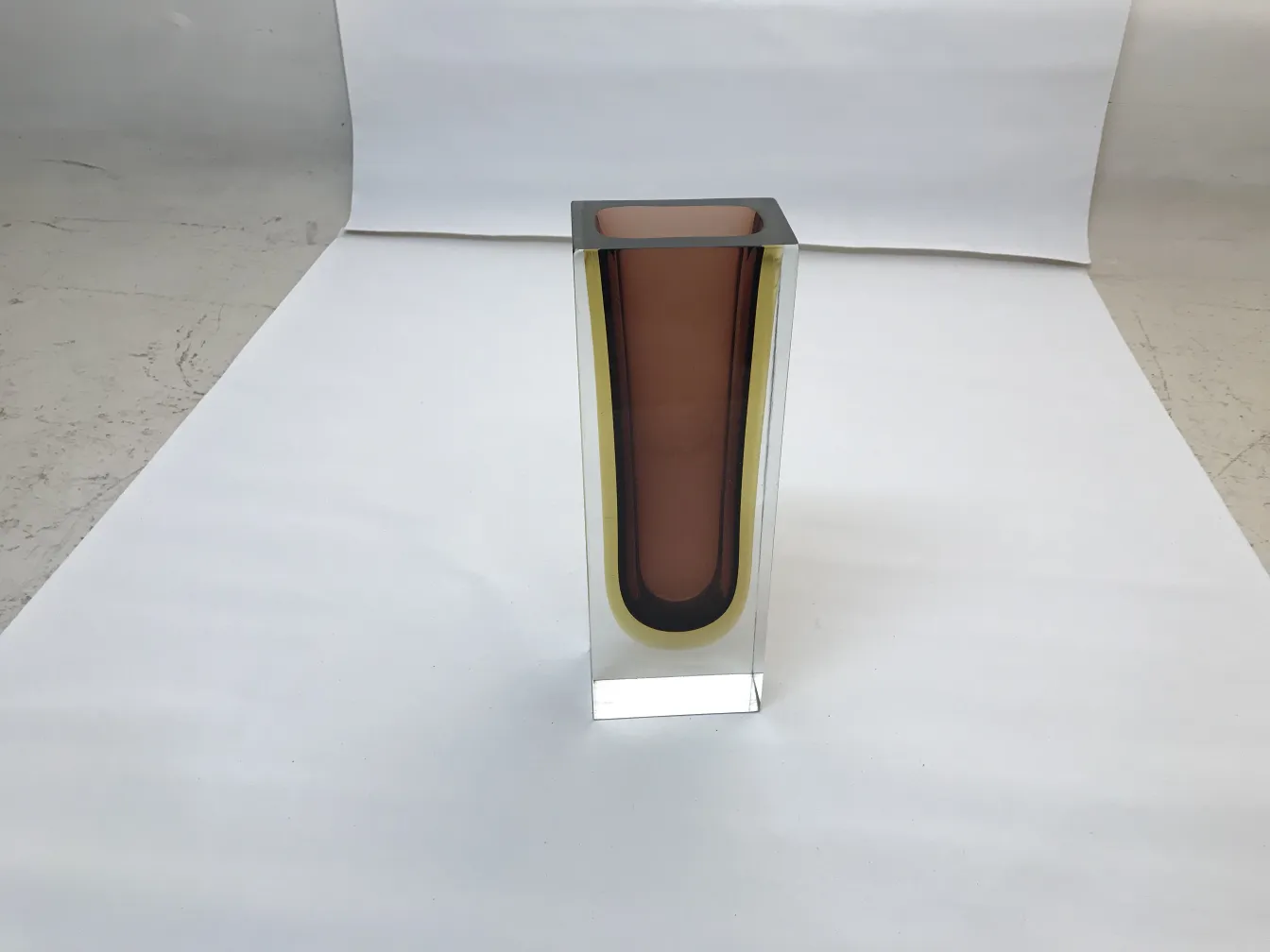 vaso de Murano antigo com design colorido em um fundo claro