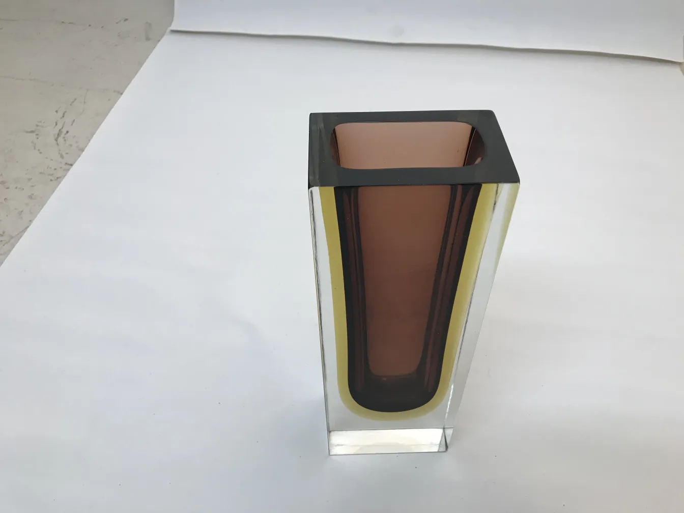 vaso de murano decorativo nas cores marrom e amarelo