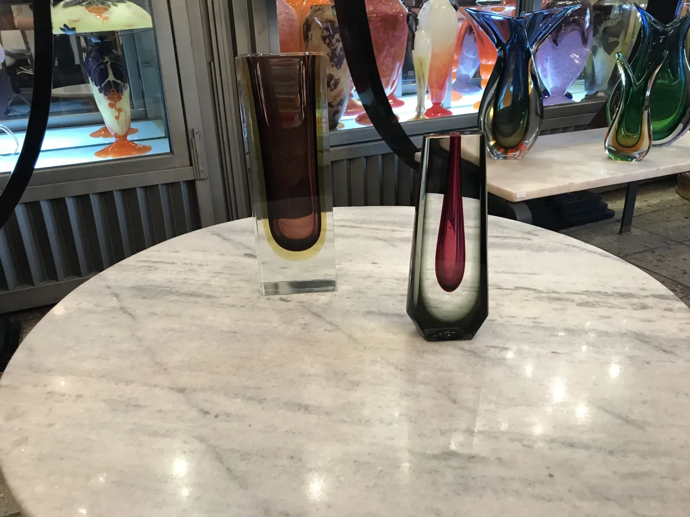 florero de murano antiguo con colores vibrantes y diseño único en una mesa de mármol