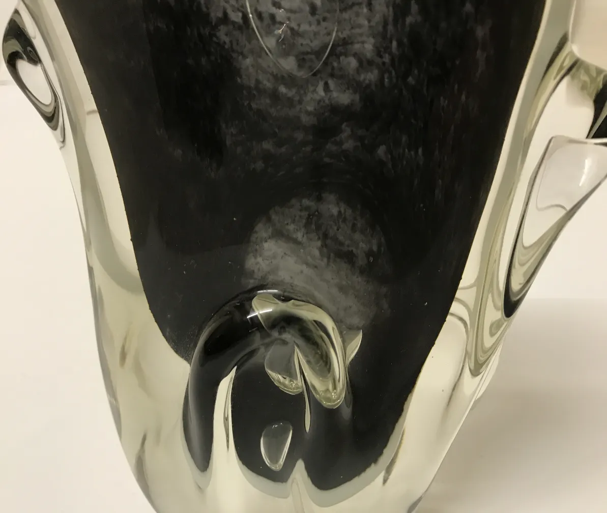 vase di murano antico con forme eleganti e morbide