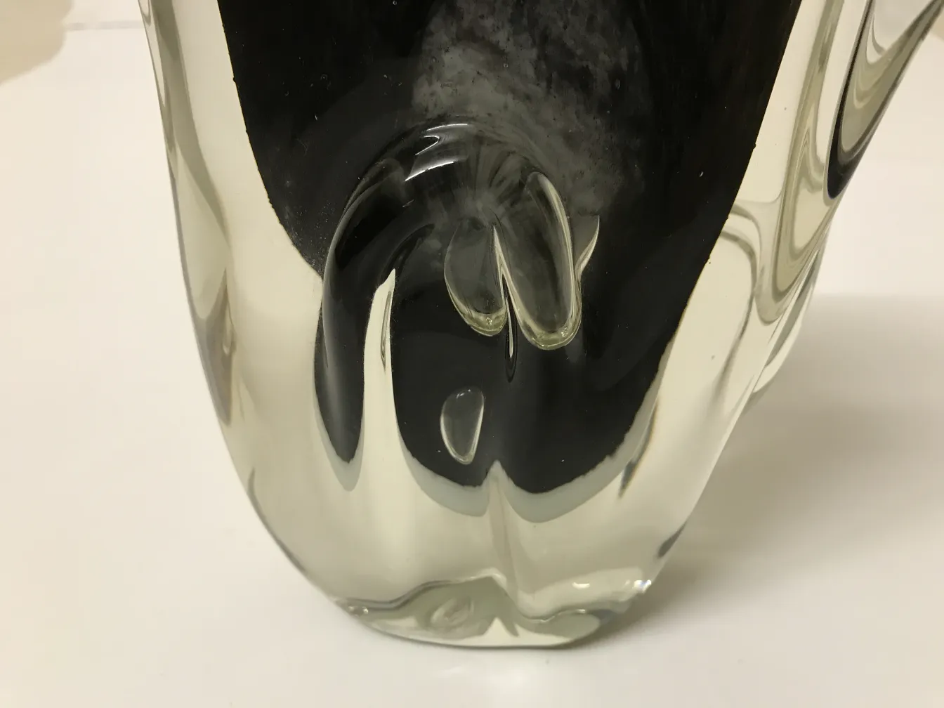 vase murano ancien avec design unique dans un environnement neutre