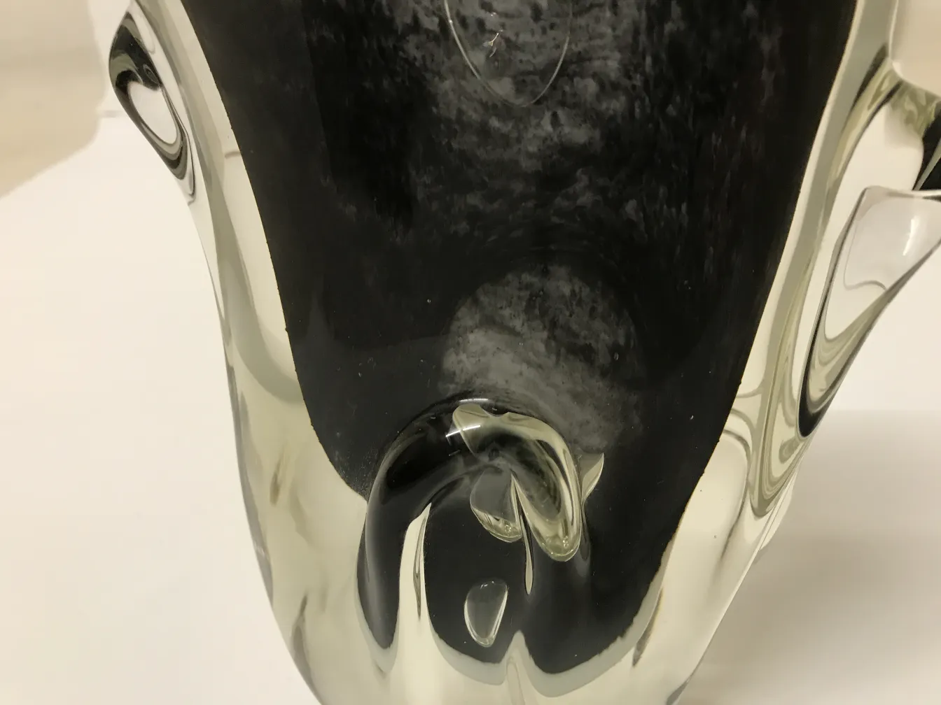 Elegante vaso de Murano antigo, decorado com formas curvas