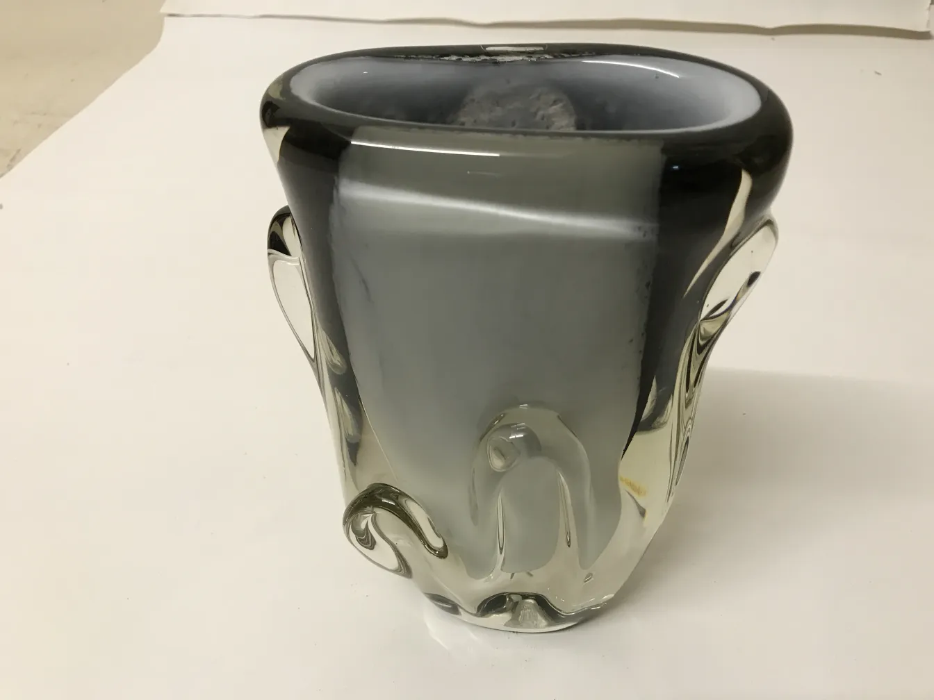 elegante vaso di murano antico su sfondo neutro