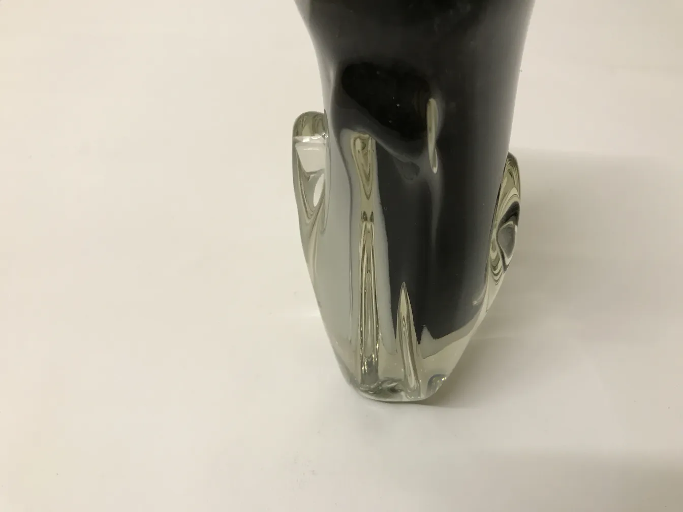 vaso antigo de Murano em preto e claro, com design distinto em ambiente minimalista