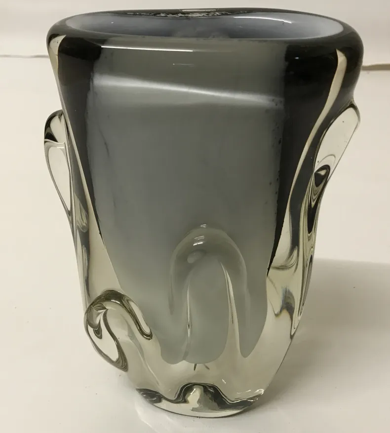 vase murano ancien avec forme douce et élégante dans un cadre lumineux