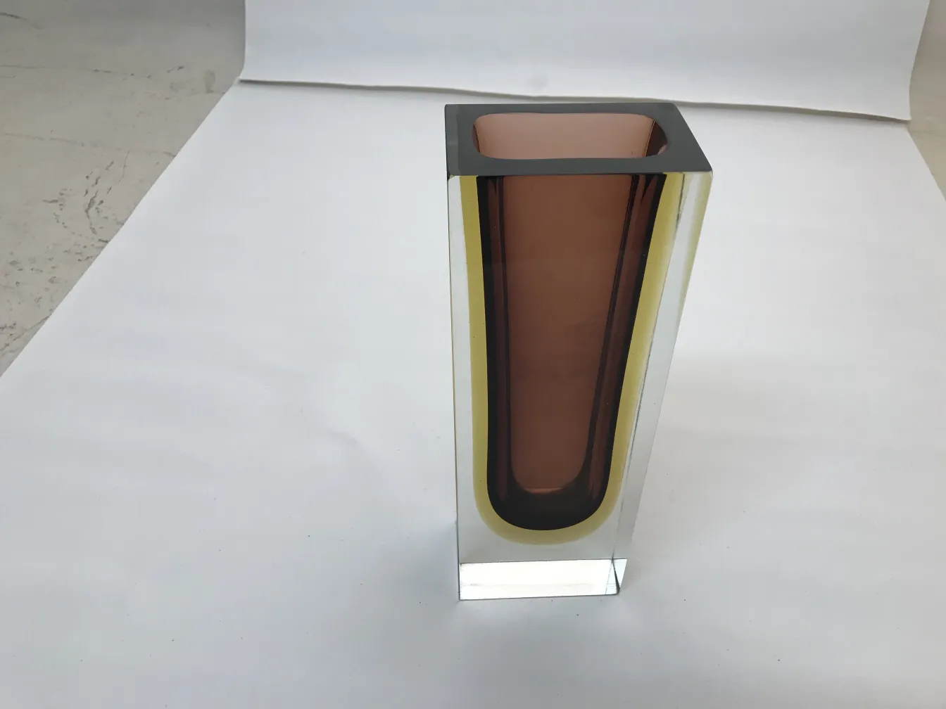 Antike Murano-Glas mit rechteckiger Form und warmen Farben auf weißem Hintergrund.