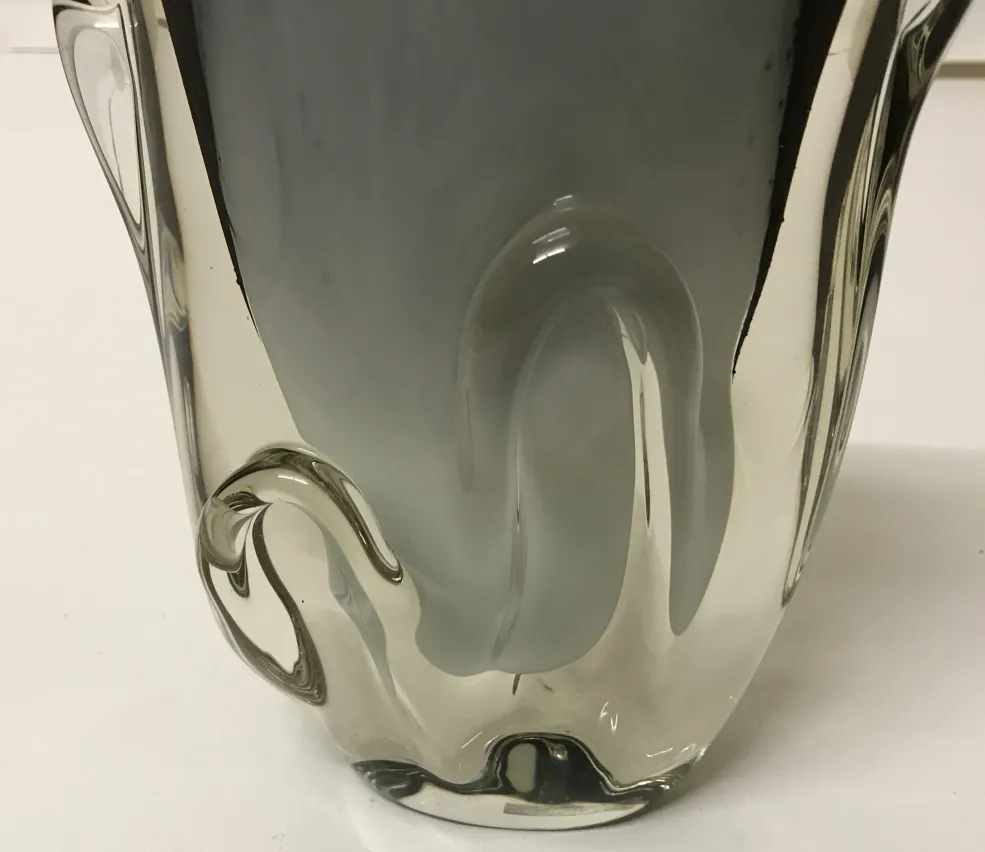 vaso antigo de Murano com design único e elegante, em ambiente minimalista