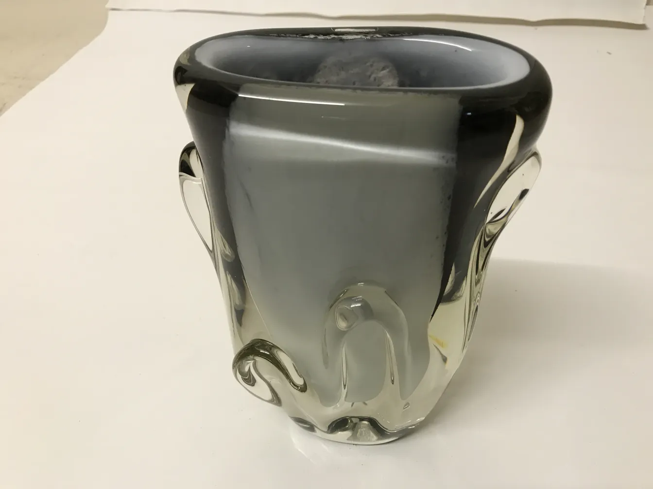 vase murano ancien avec des formes élégantes et claires dans un cadre neutre