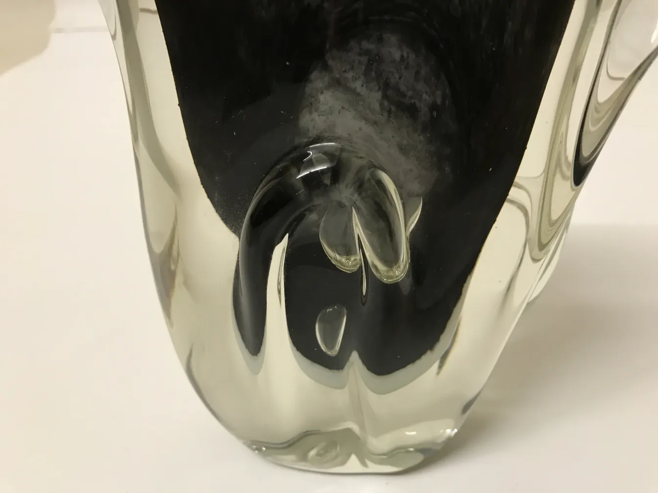 穆拉诺花瓶优雅设计和柔和轮廓的装饰环境