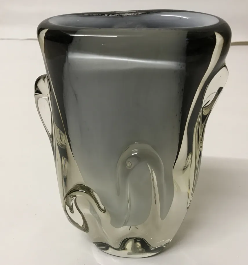 vaso di murano antico con dettagli eleganti e forme fluide