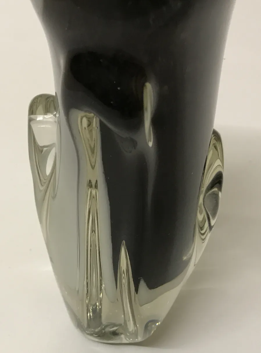 Vase Murano ancien avec des profils doux et des formes élégantes