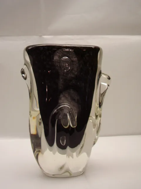 antik Murano-Glas mit sanften Formen, auf hellem Hintergrund