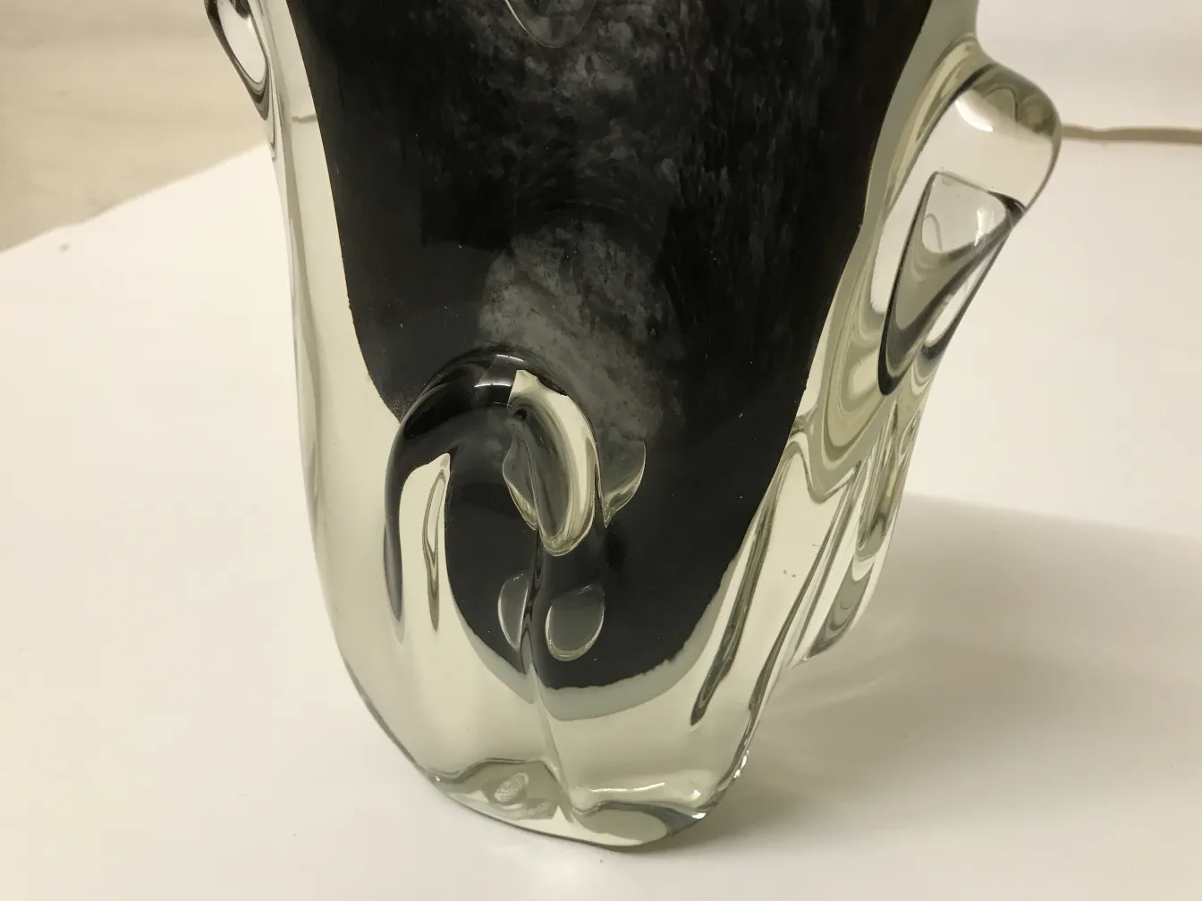 vase ancien de murano avec un design incurvé élégant, décoratif