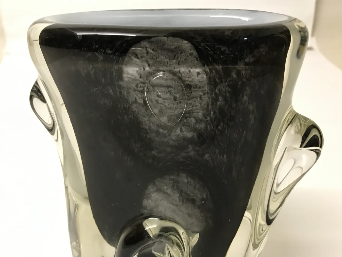 特徴的なデザインのムラーノ花瓶が明るい環境で