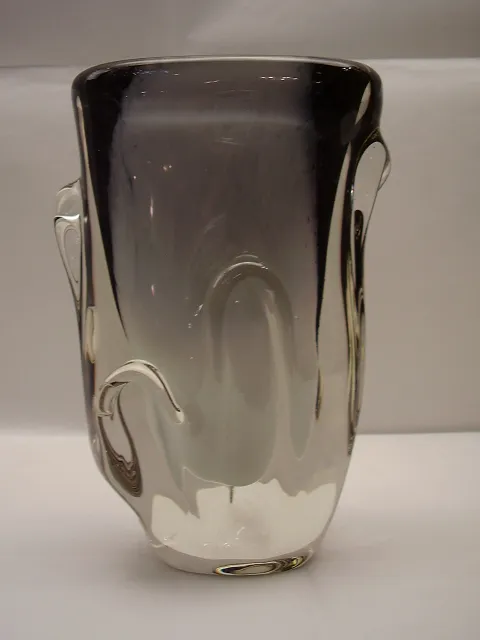 Vaso di Murano elegante con dettagli chiari.