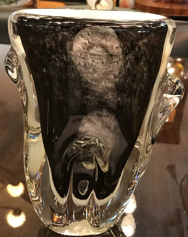 古董穆拉诺花瓶，带有深色装饰设计