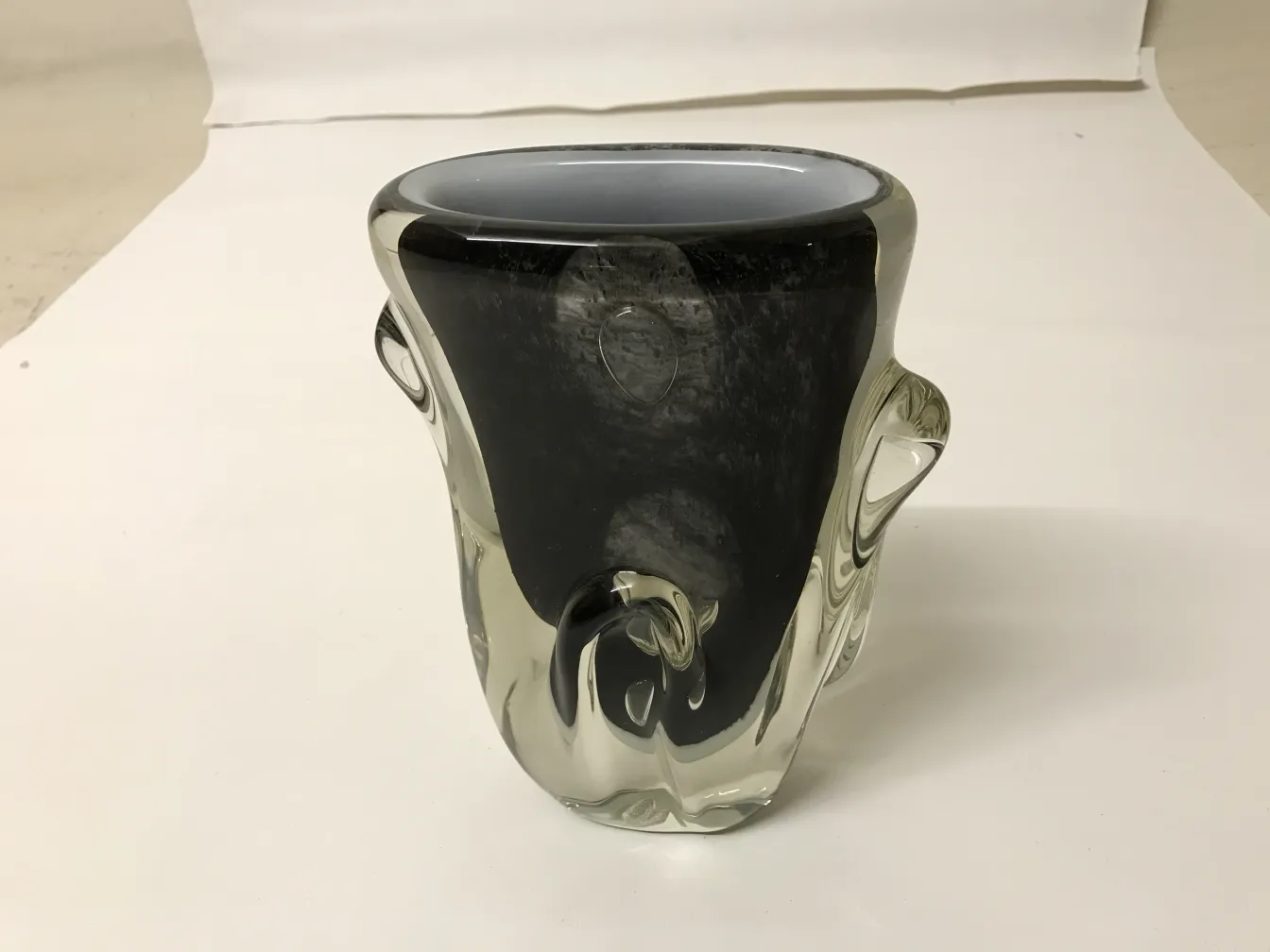 vase ancien de murano avec un design décoratif, apparence élégante